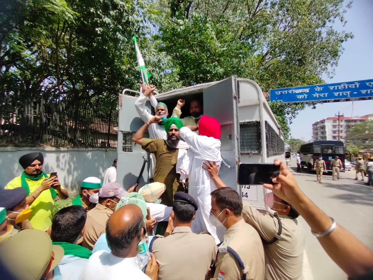 uttarakhand news : Farmers Protest in uttarakhand : farmer governor house march, police stopped them photos