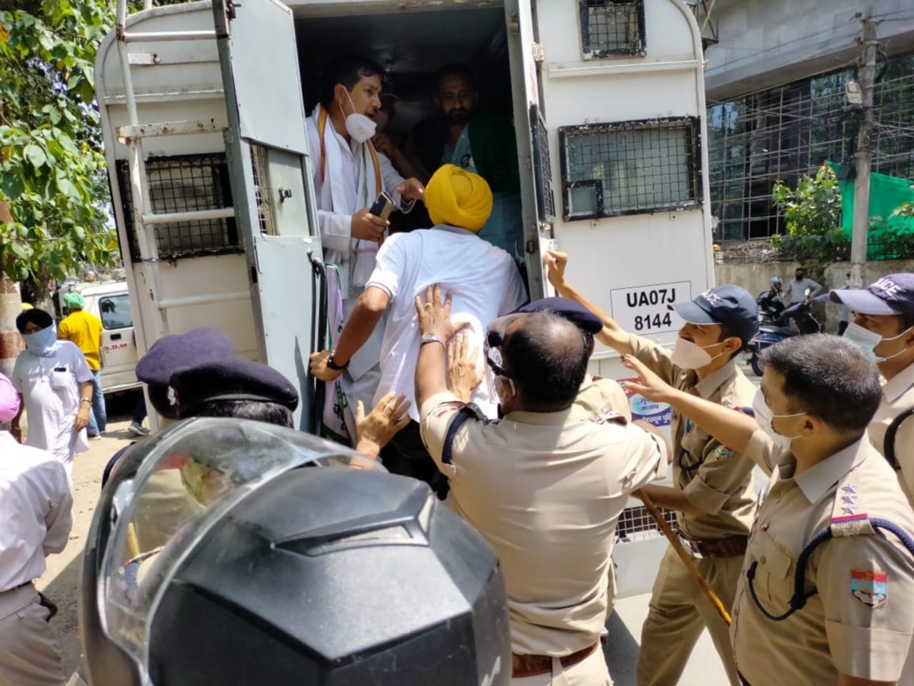 uttarakhand news : Farmers Protest in uttarakhand : farmer governor house march, police stopped them photos