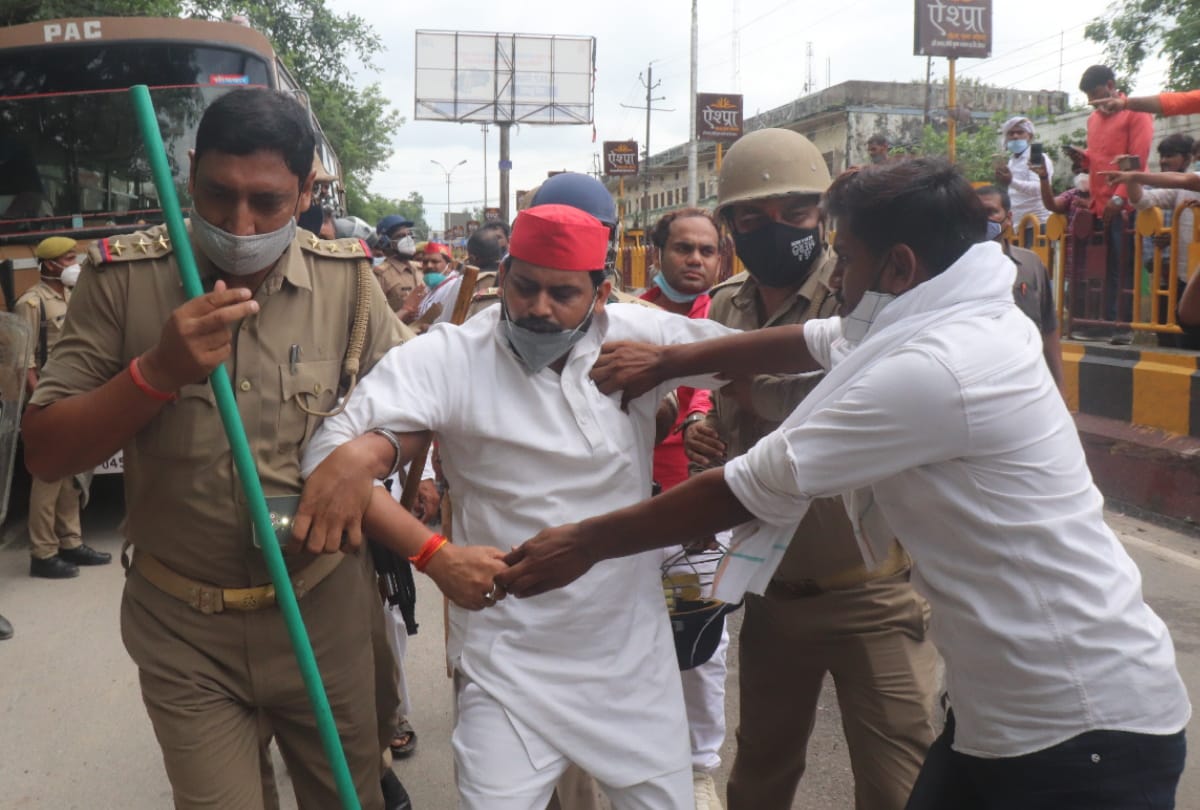 FIR on 25 unknowns who created ruckus incollectorate during nomination