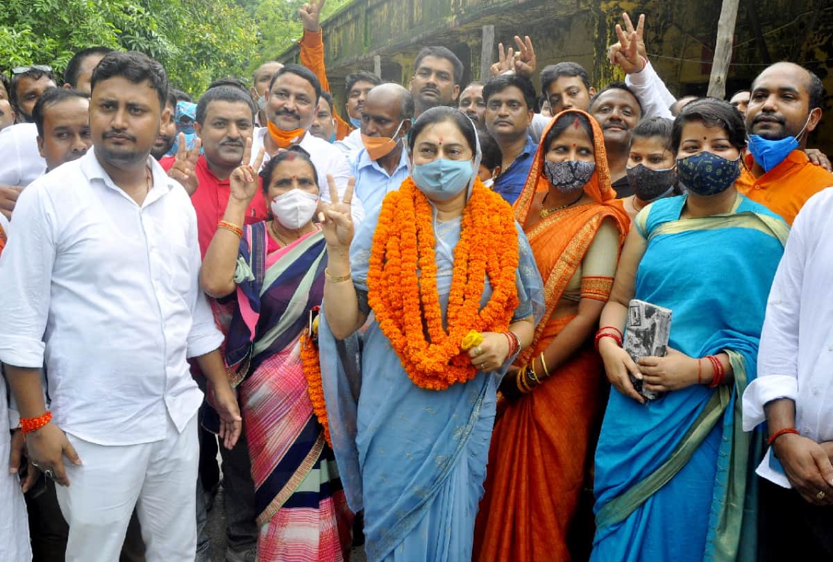 Unopposed election of BJP candidate Sadhna Singh in Zila Panchayat President election at Gorakhpur