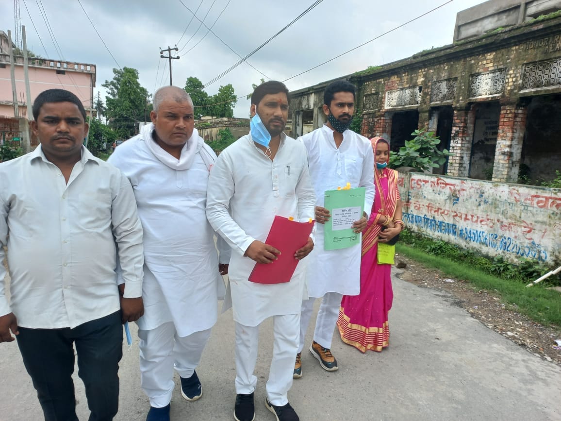 zila panchayat adhyaksh election  Samajwadi party candidate Vijay Yadav filed nomination in two sets in Azamgarh
