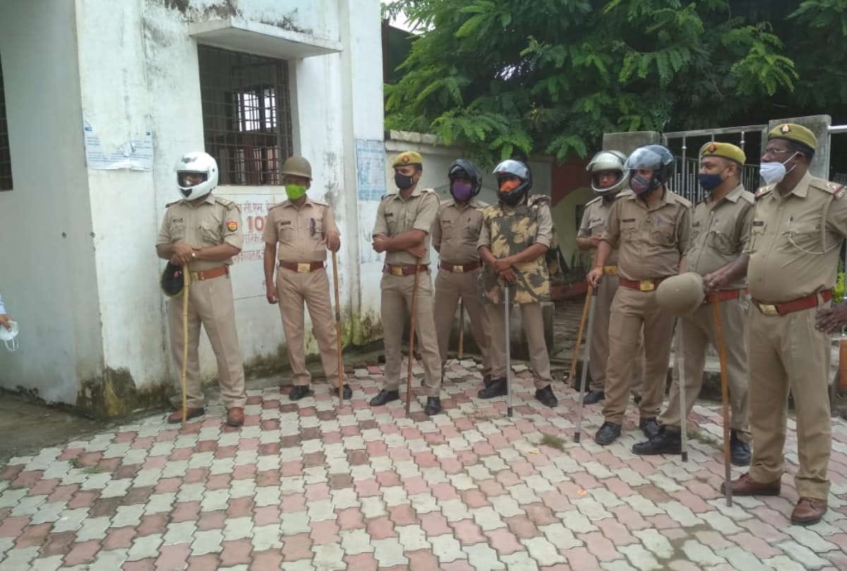 Candidates for post Zila Panchayat adhyaksh filled form in basti