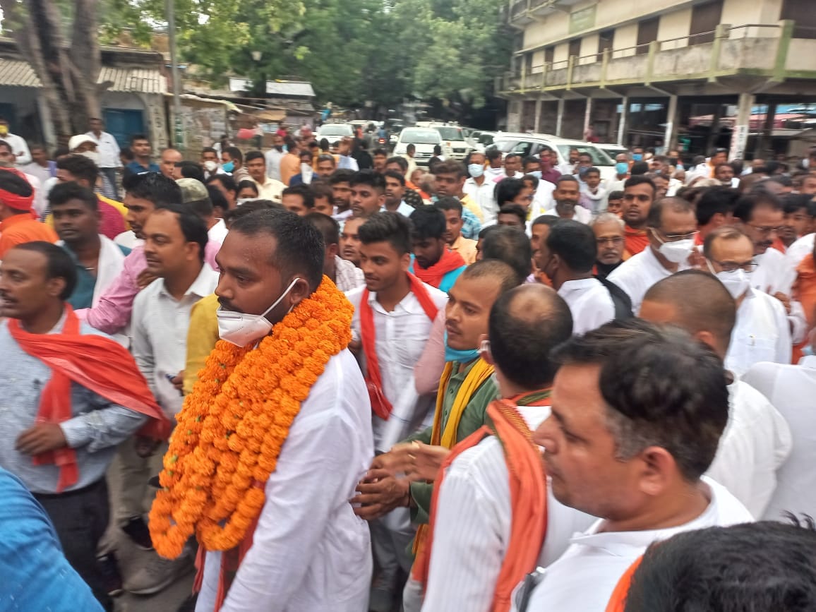 zila panchayat adhyaksh election BJP candidate sanjay nishad reached for nomination with procession in Azamgarh scuffle between police and workers