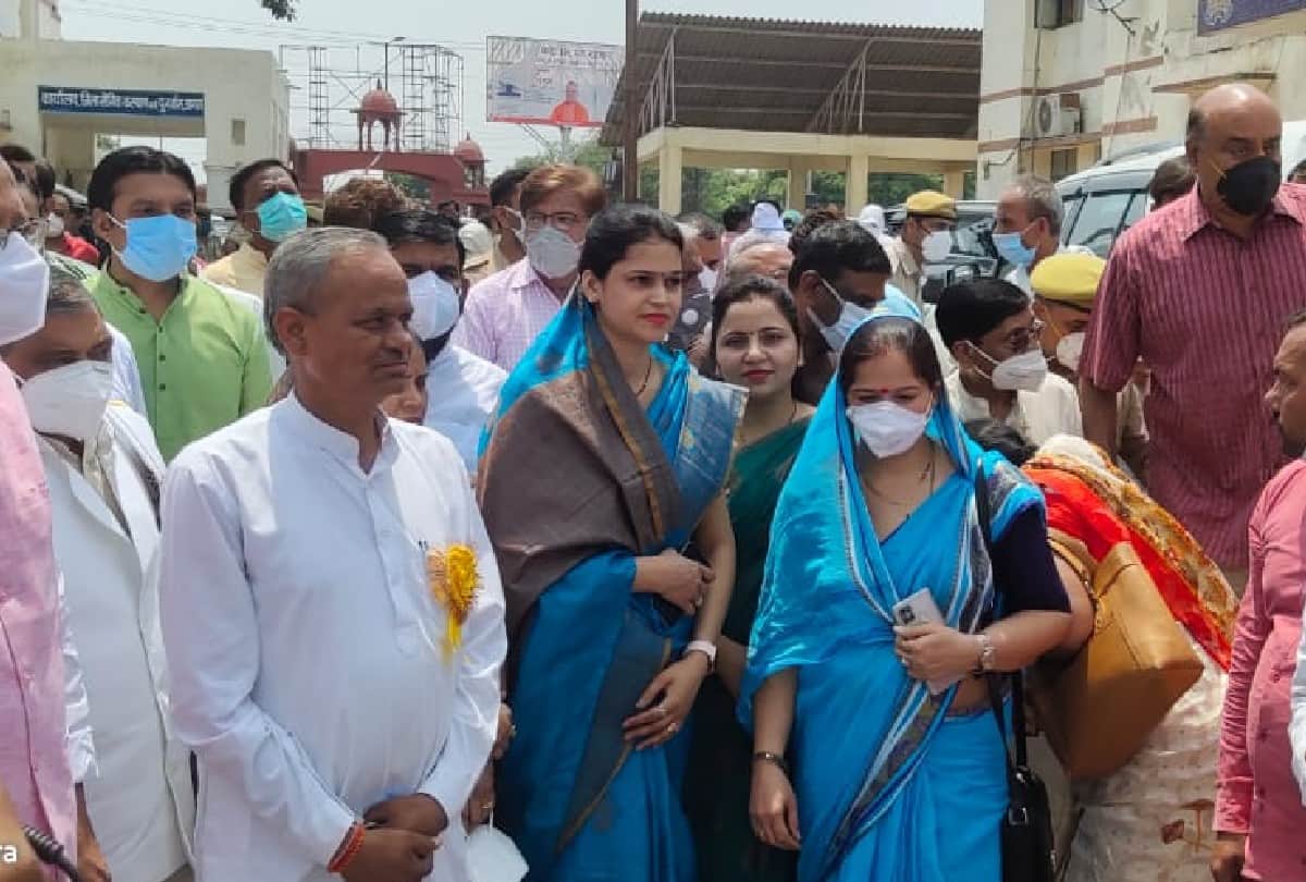 candidates files nomination for zila panchayat president election in agra zone