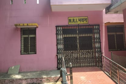 बाल-बाल बची जान: मेरठ जिला अस्पताल में ऑक्सीजन लेवल कम होने से 12 मरीजों की हालत बिगड़ी, मचा हड़कंप Narrowly saved life: Due to low oxygen level in Meerut District Hospital, Condition of 12 patients deteriorate