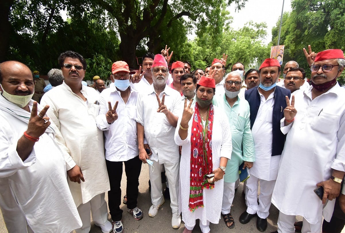 Prayagraj: Dr. VK Singh from Jai and Malti Yadav from Samajwadi selected for the post of District Panchayat President