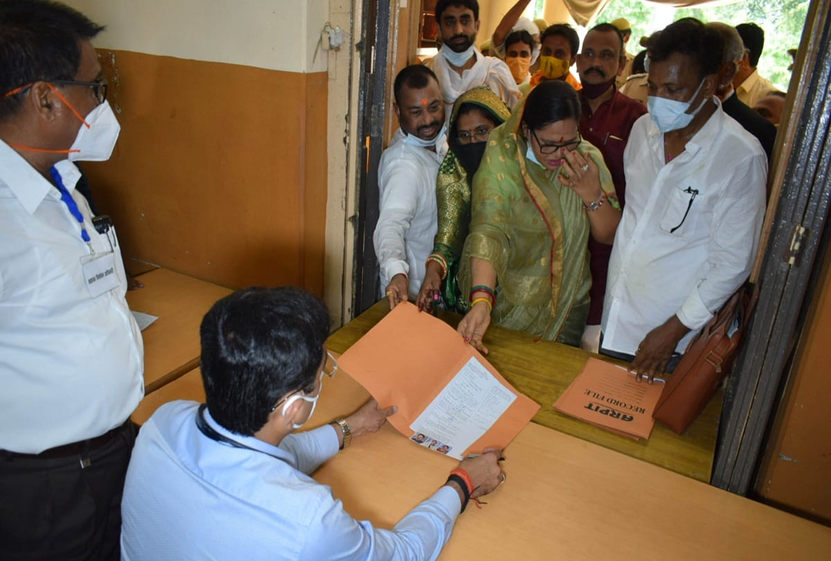Prayagraj: Dr. VK Singh from Jai and Malti Yadav from Samajwadi selected for the post of District Panchayat President