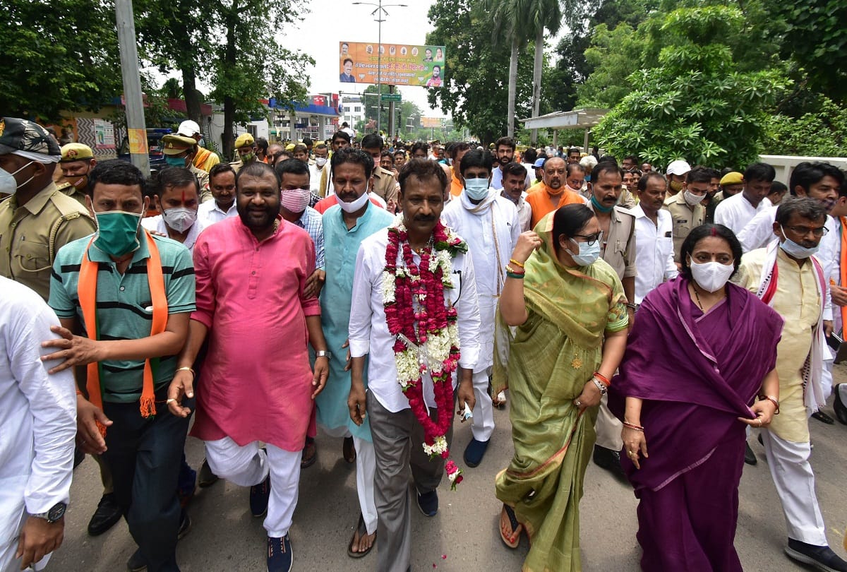 Prayagraj: Dr. VK Singh from Jai and Malti Yadav from Samajwadi selected for the post of District Panchayat President