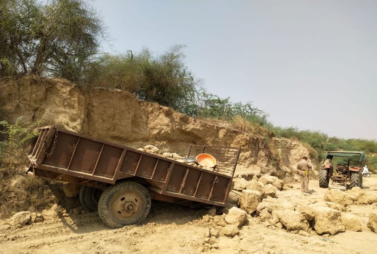 Villager Dies Three injured Due To Soil Collapse In Agra