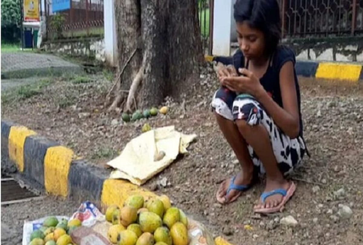 Jamshedpur 7 year old girl Tulsi kumari selling mangoes to buy mobile for online study