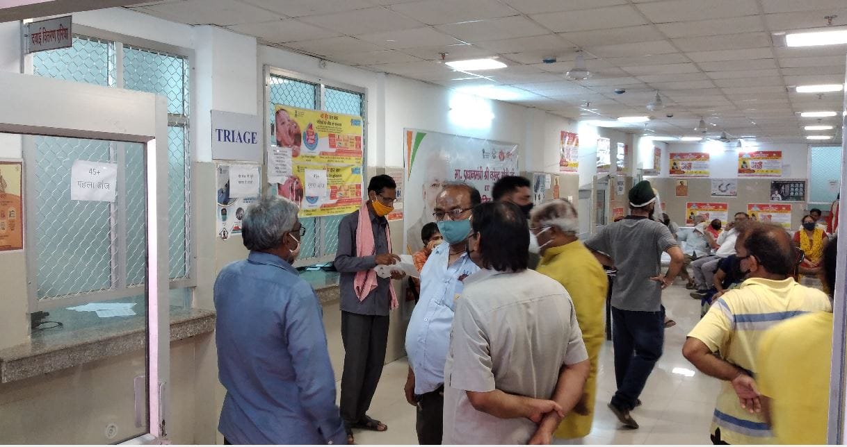 Vaccine ends prematurely at centers in Varanasi and people create ruckus