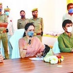 सांसद हेमा मालिनी व अन्य लोग