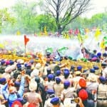 बैरिकेड लगा किसानों को रोकती पुलिस।
