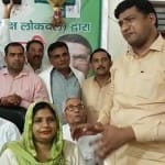 बागपत में पार्टी कार्यालय में रोते रालोद प्रत्याशी ममता के पति।