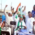 राकेश टिकैत व अन्य किसान