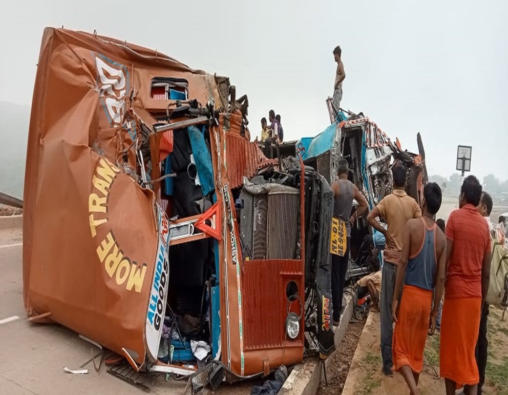 Four people injured in collision between truck and container  and unknown vehicle tramples bike rider youth in mirzapur