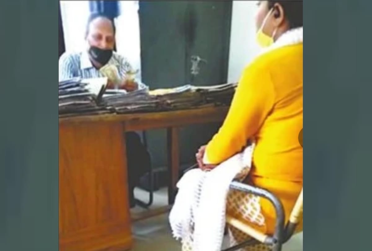 clerk suspended for taking 50 thousand rupees bribe in sarojini nagar lucknow.
