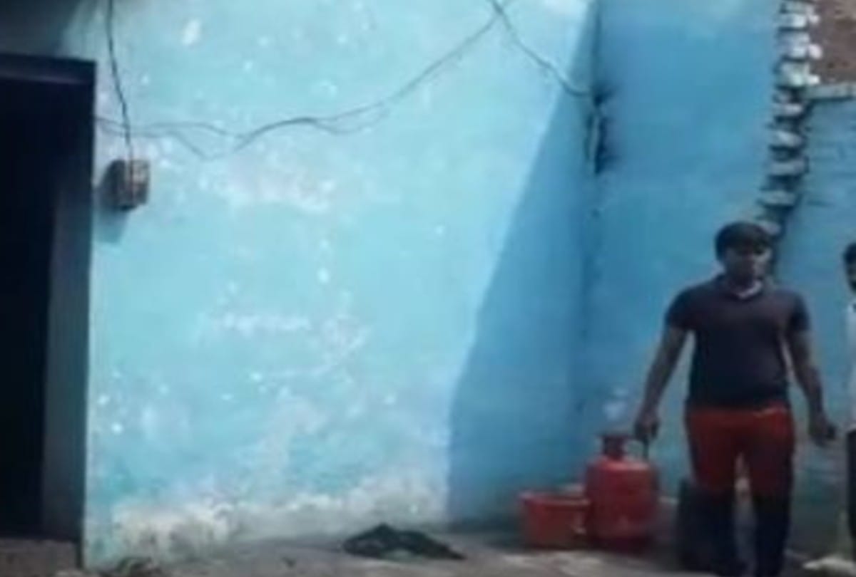 Five people burn due to fire in LPG cylinder in Mathura