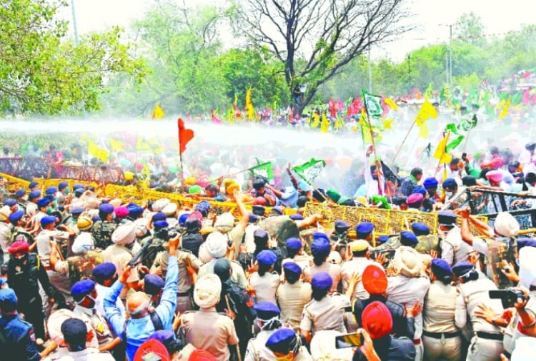 Thousands of farmer supporters entered Chandigarh by breaking the barricade