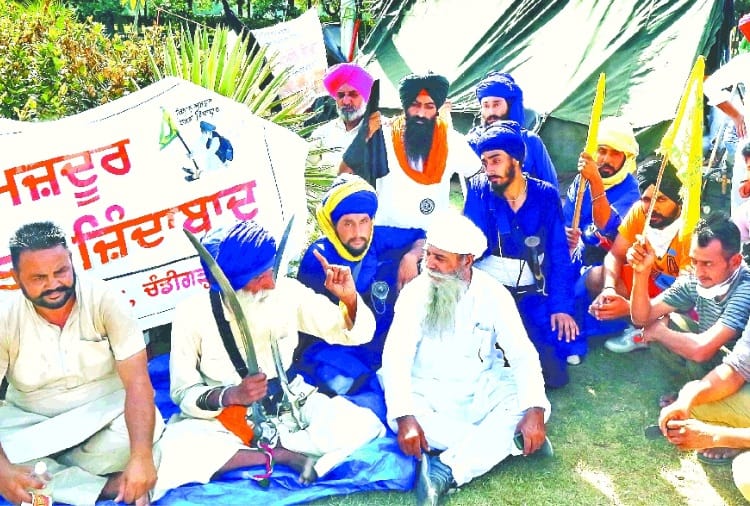 Baba Labh Singh again camped at Matka Chowk tent
