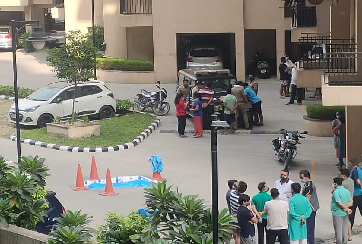 Cancer victim commits suicide by jumping from 15th floor in Exotica Society of Noida