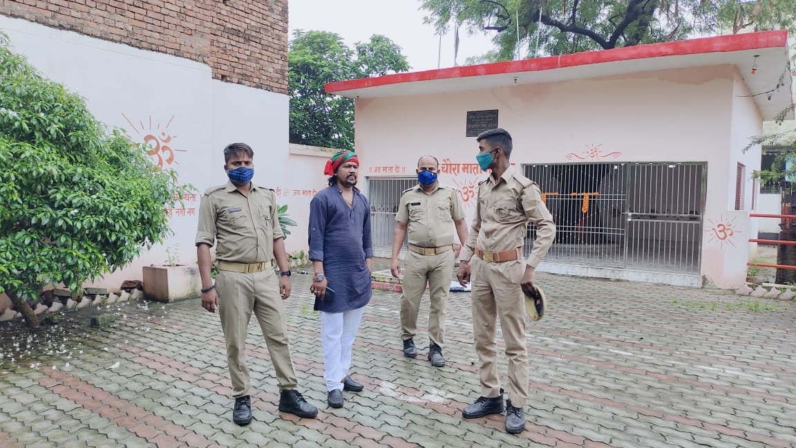 zila panchayat adhyaksh election Nomination Of Samajwadi Party Candidate Cancelled   in varanasi police surveillance outside leaders house in Anticipation of protests
