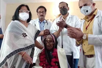 कोरोना का टीका लगवाने के बाद डॉक्टरों की टीम के साथ 109 वर्ष की रामदुलैया