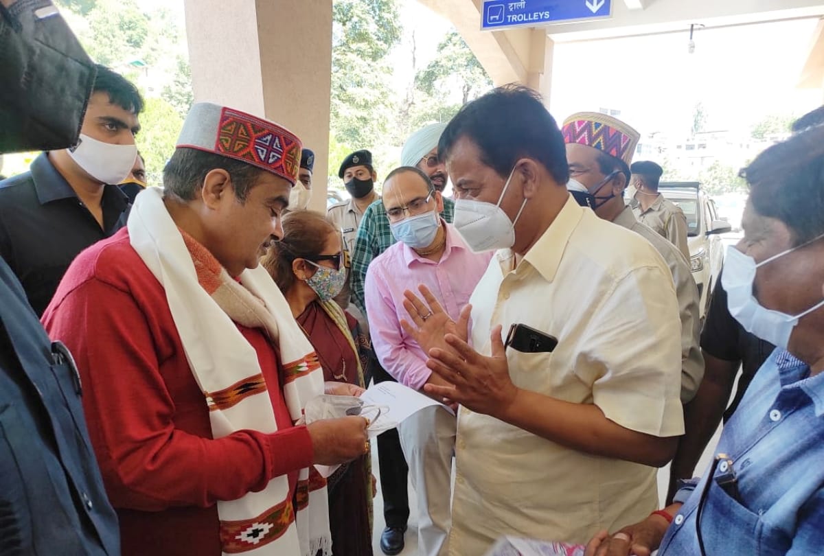 union minister nitin gadkari visited bhuntar airport