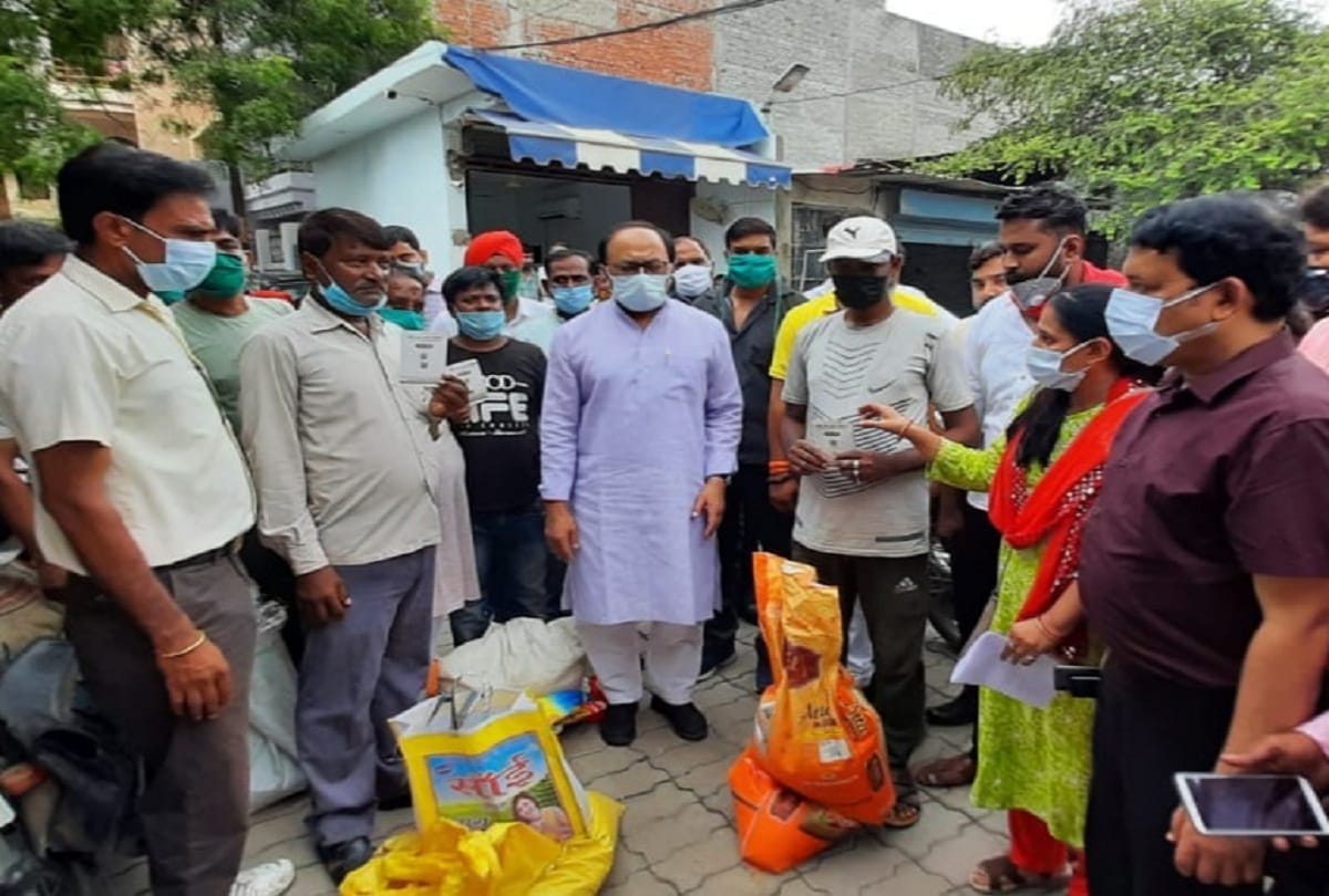 Cabinet Minister Siddharthnath Singh arrived to inspect the ration shop suddenly