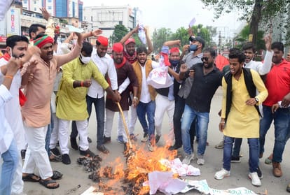 Police arrested the spies who tried to burn the effigy of CM Yogi