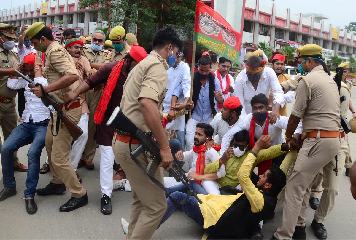 Police arrested the spies who tried to burn the effigy of CM Yogi