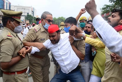 Police arrested the spies who tried to burn the effigy of CM Yogi