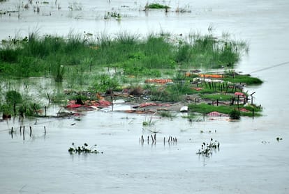 Prayagraj: Ganga rising at a speed of three cm per hour, water entered the Cachar