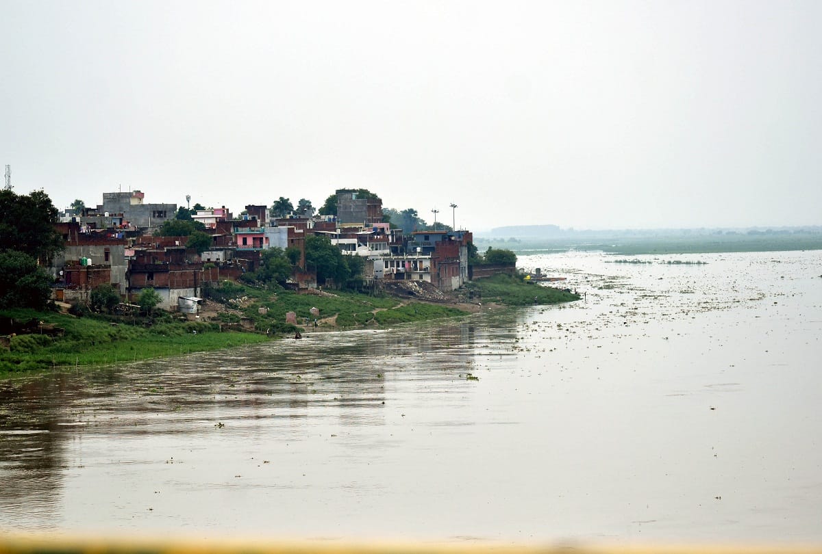 Prayagraj: Ganga rising at a speed of three cm per hour, water entered the Cachar