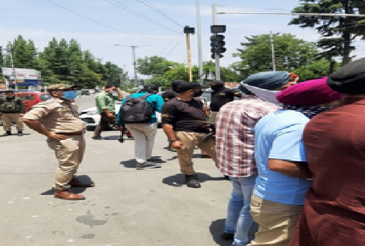 jammu-kashmir: Two Sikh girls kidnapped in Kashmir, then forcibly made Muslim, people demonstrated
