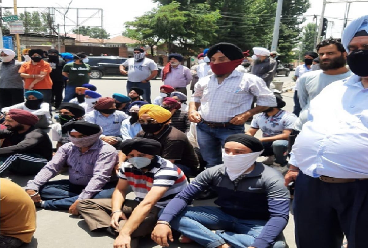 jammu-kashmir: Two Sikh girls kidnapped in Kashmir, then forcibly made Muslim, people demonstrated