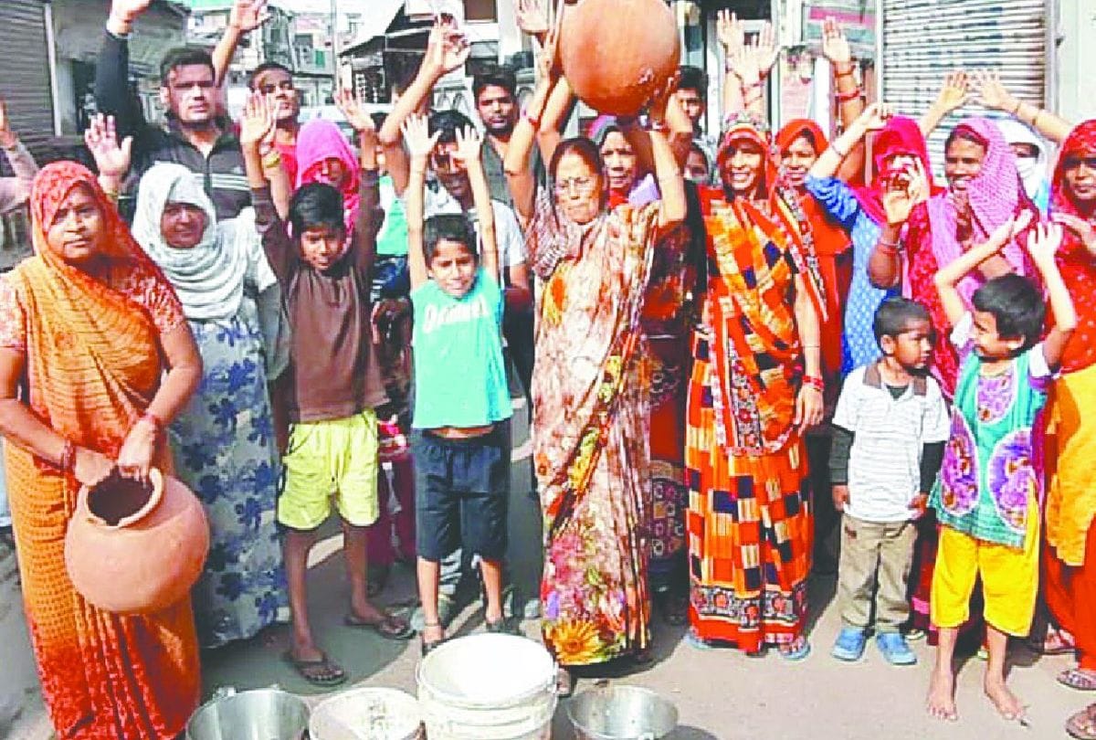 women protest for water in agra