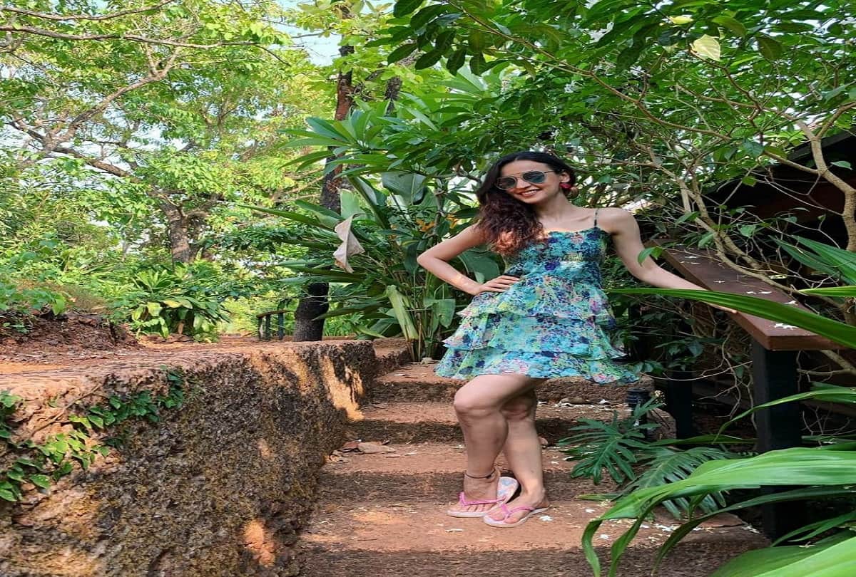 sanaya irani latest look in beautiful dress in hindi