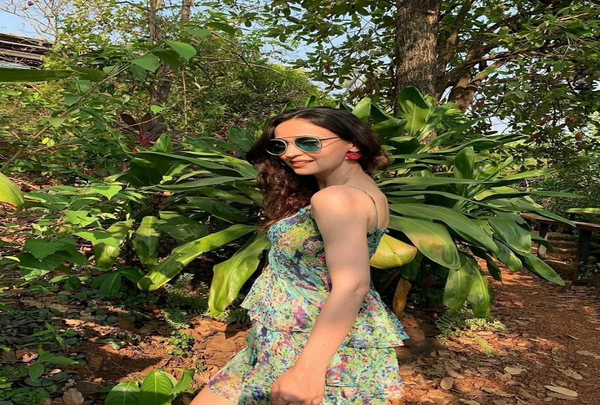 sanaya irani latest look in beautiful dress in hindi