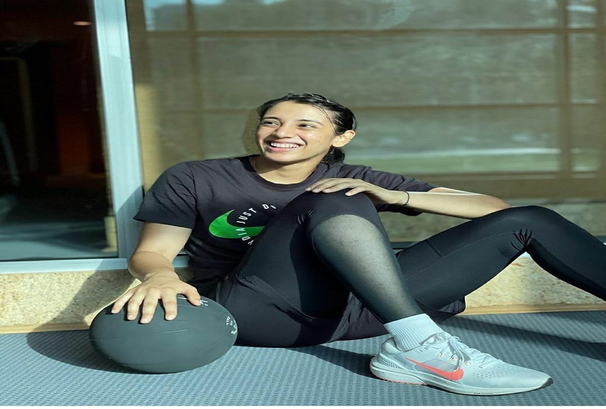 smriti mandhana smart look pictures in hindi