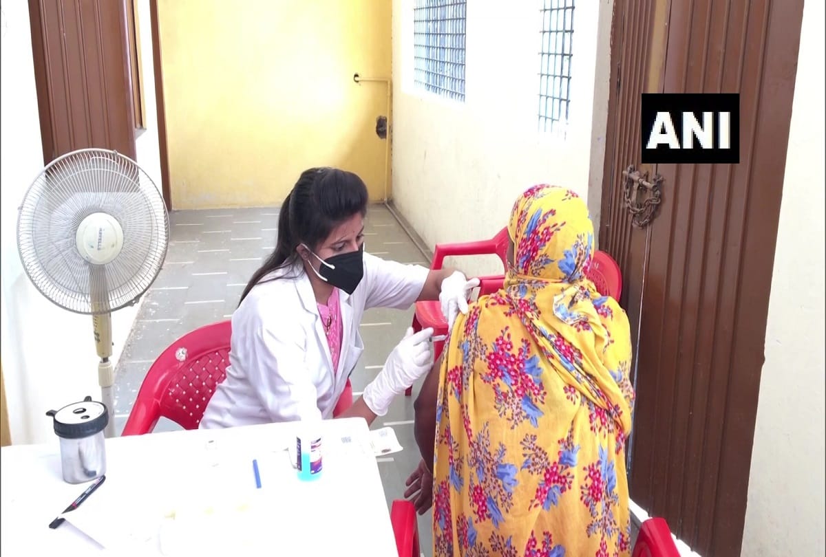 Madhya Pradesh Indore district administration has set up special centres to vaccinate women