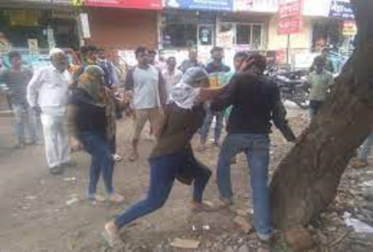 Viral Video: When the elder sister was molested, the younger sister became a mardaani and beaten boy