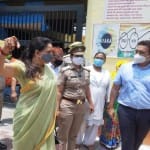 जिला महिला चिकित्सालय में सांसद हेमा मालिनी और डीएम नवनीत सिंह चहल