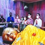 भगवान बुद्ध का आशीर्वाद लेते म्यांमार के राजदूत।
