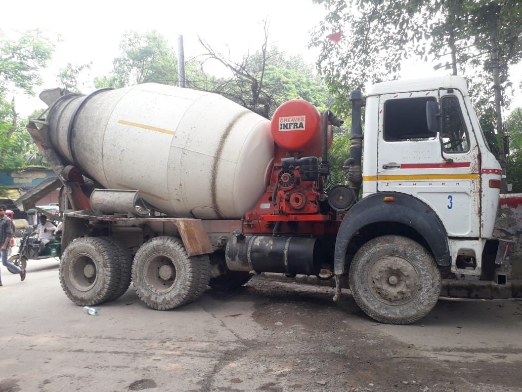 doctor dies after being hit by cement concrete mixer machine in varanasi he was going to hospital by scooty