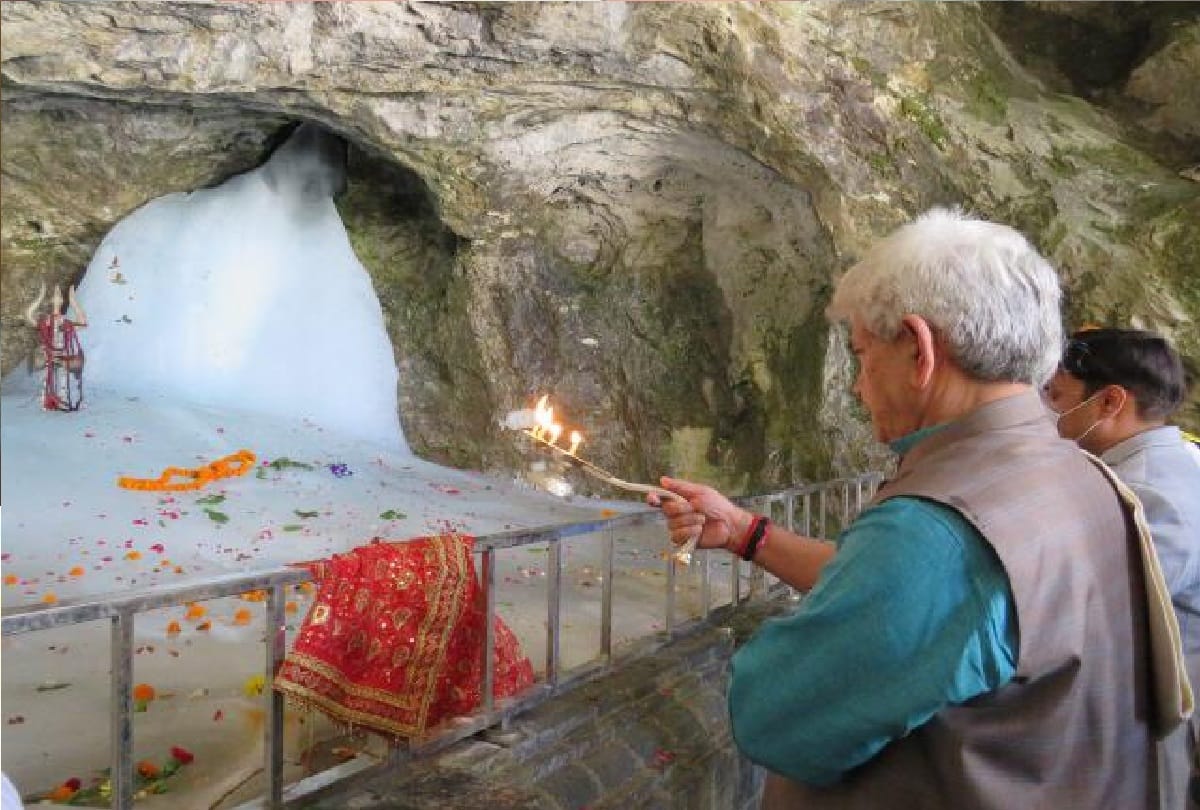 amarnath yatra online aarti live darshan Lt Governor pays obeisance at Shri Amarnathji Shrine Performs puja pray for good health and happiness for all