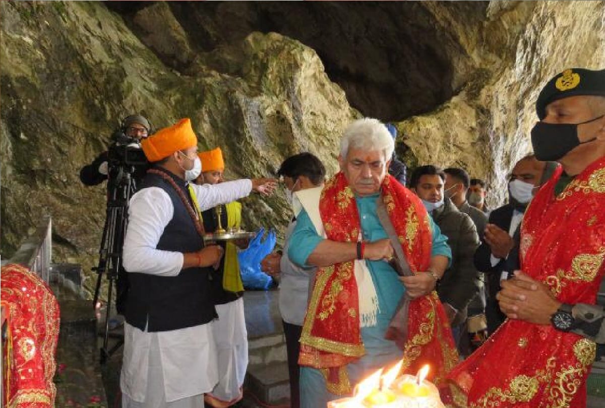 amarnath yatra online aarti live darshan Lt Governor pays obeisance at Shri Amarnathji Shrine Performs puja pray for good health and happiness for all
