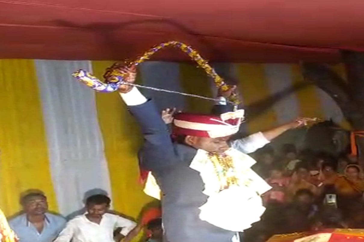 Bihar swamvar vivah broke shiva bow and put garland bride