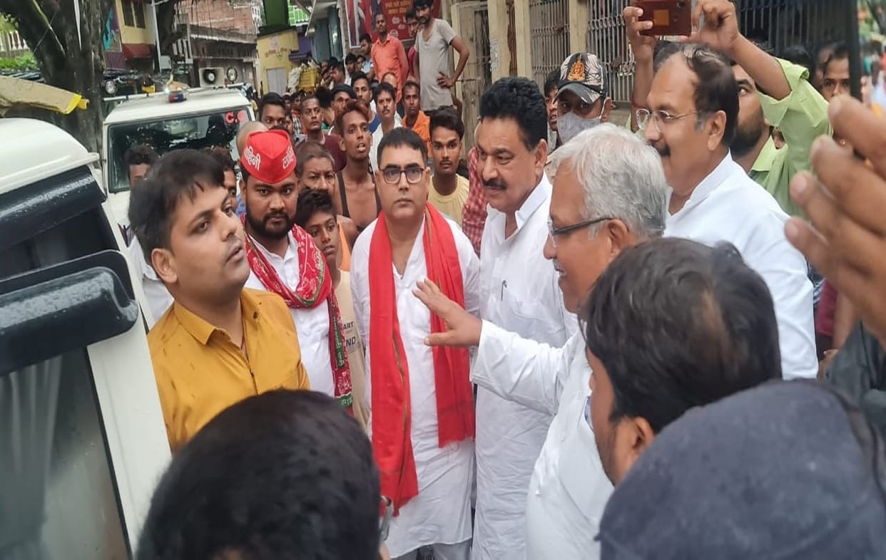all of sudden team arrived for metering of Zila panchayat member house in ballia samajwadi party workers accused bjp