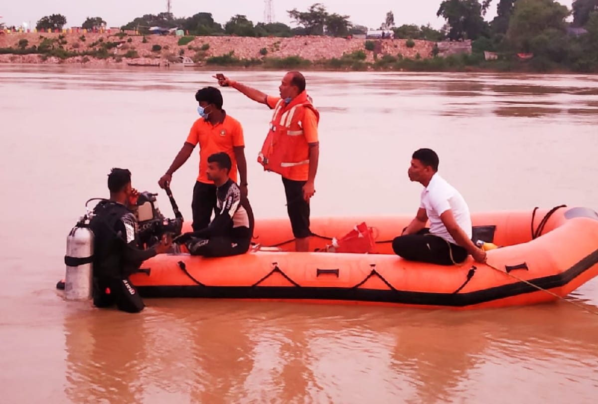 friend jumped to save girl fell in river while taking a selfie no idea about young man flow in water